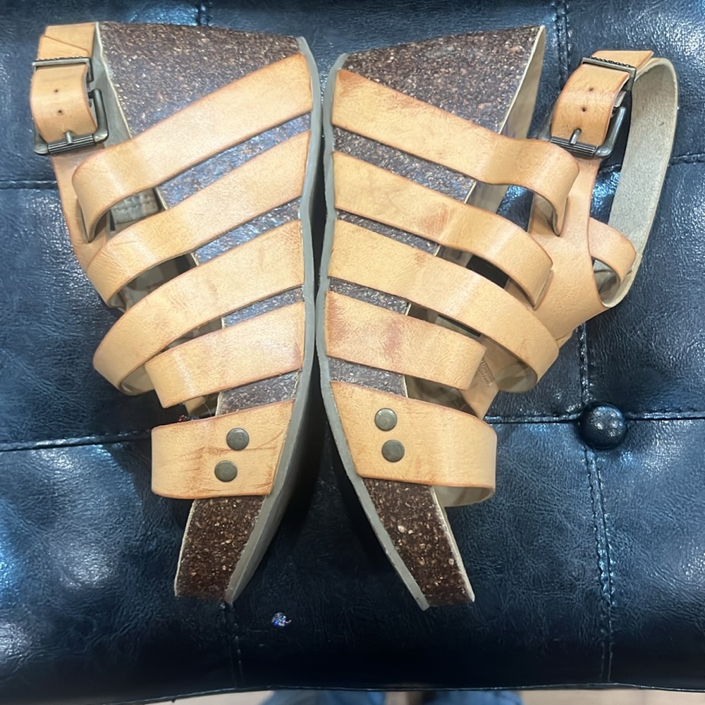 Blowfish Wedge Sandals "Herz" tan in color women's Size 7.5 Excellent Condition - Picture 2 of 7